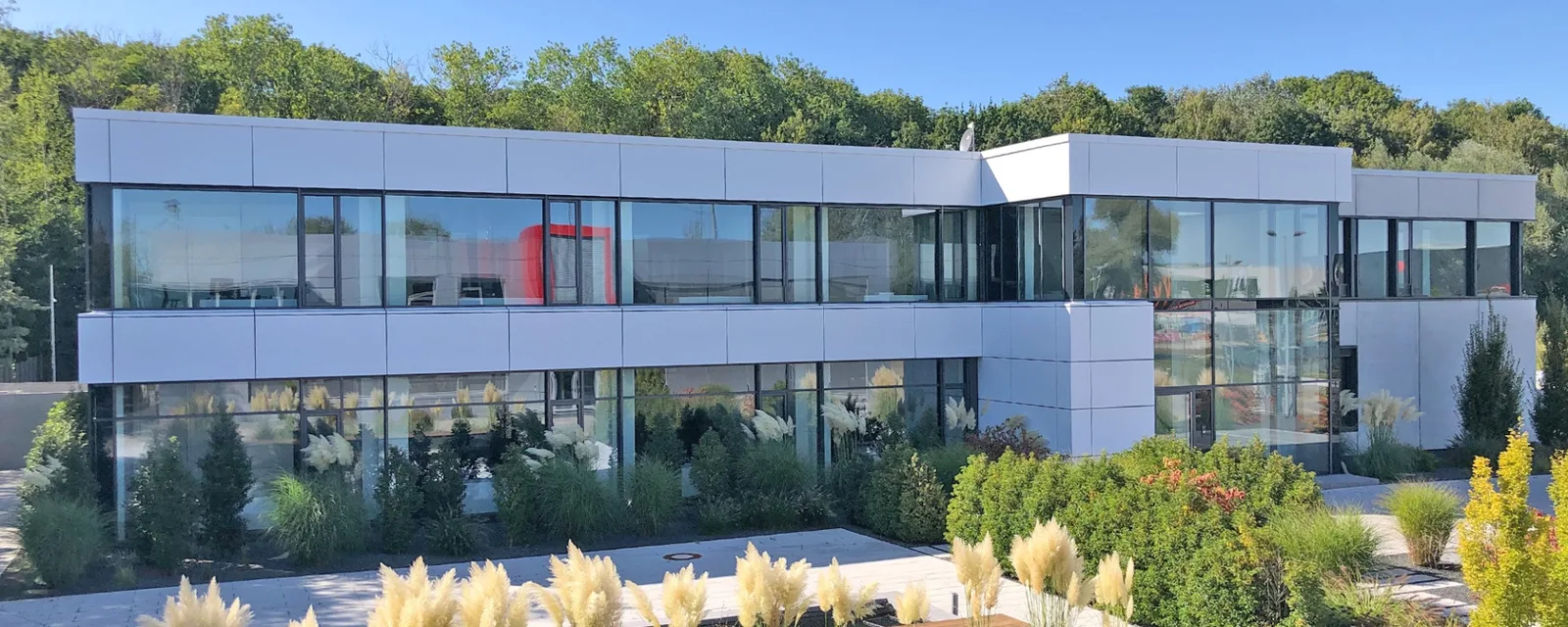 Unternehmenszentrale von RGS in Ingolstadt, zweistöckiges Gebäude mit Glasfassade und roter Fensterrahmung
